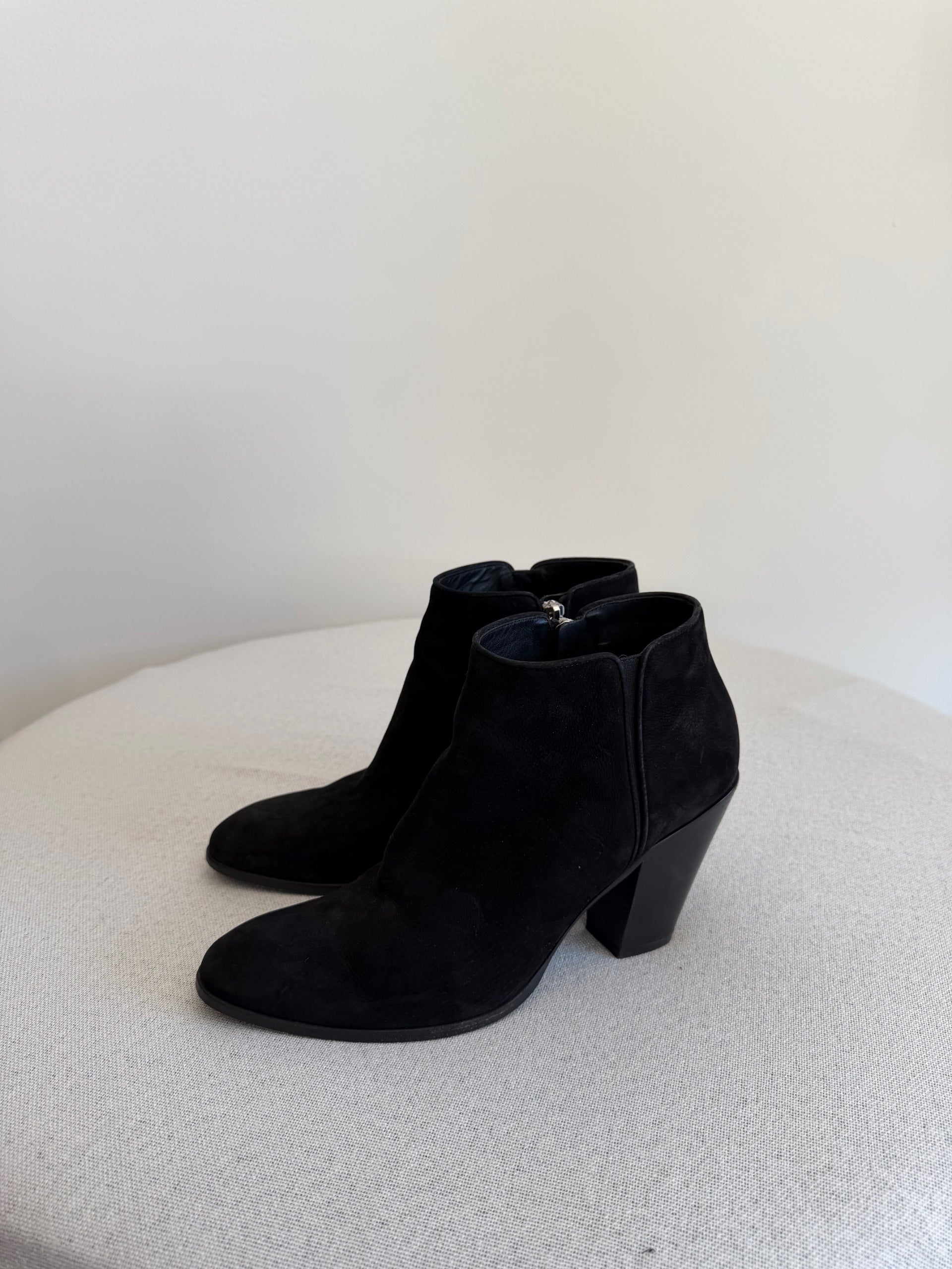 Vero Cuoio Suede Black Booties