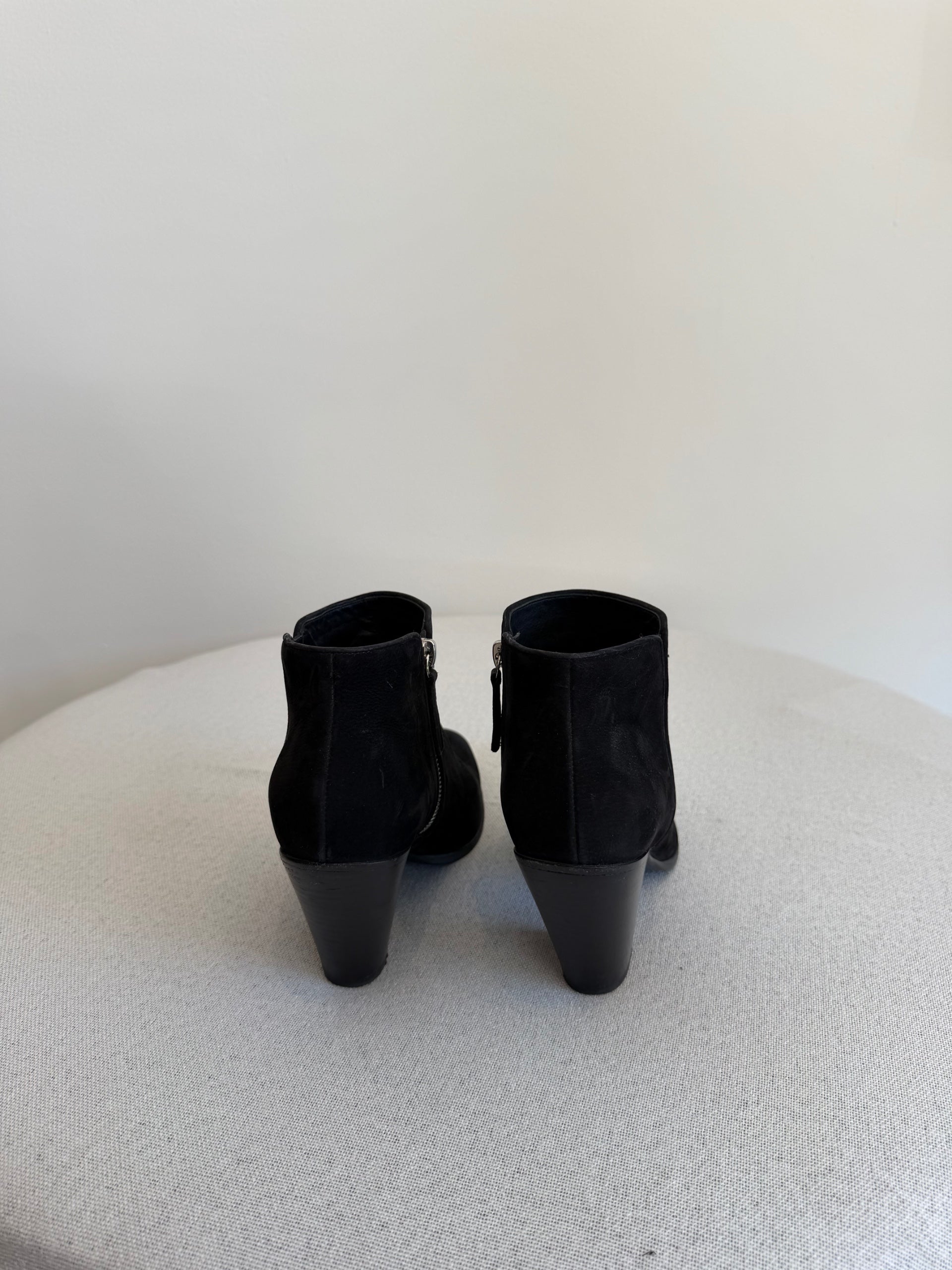 Vero Cuoio Suede Black Booties