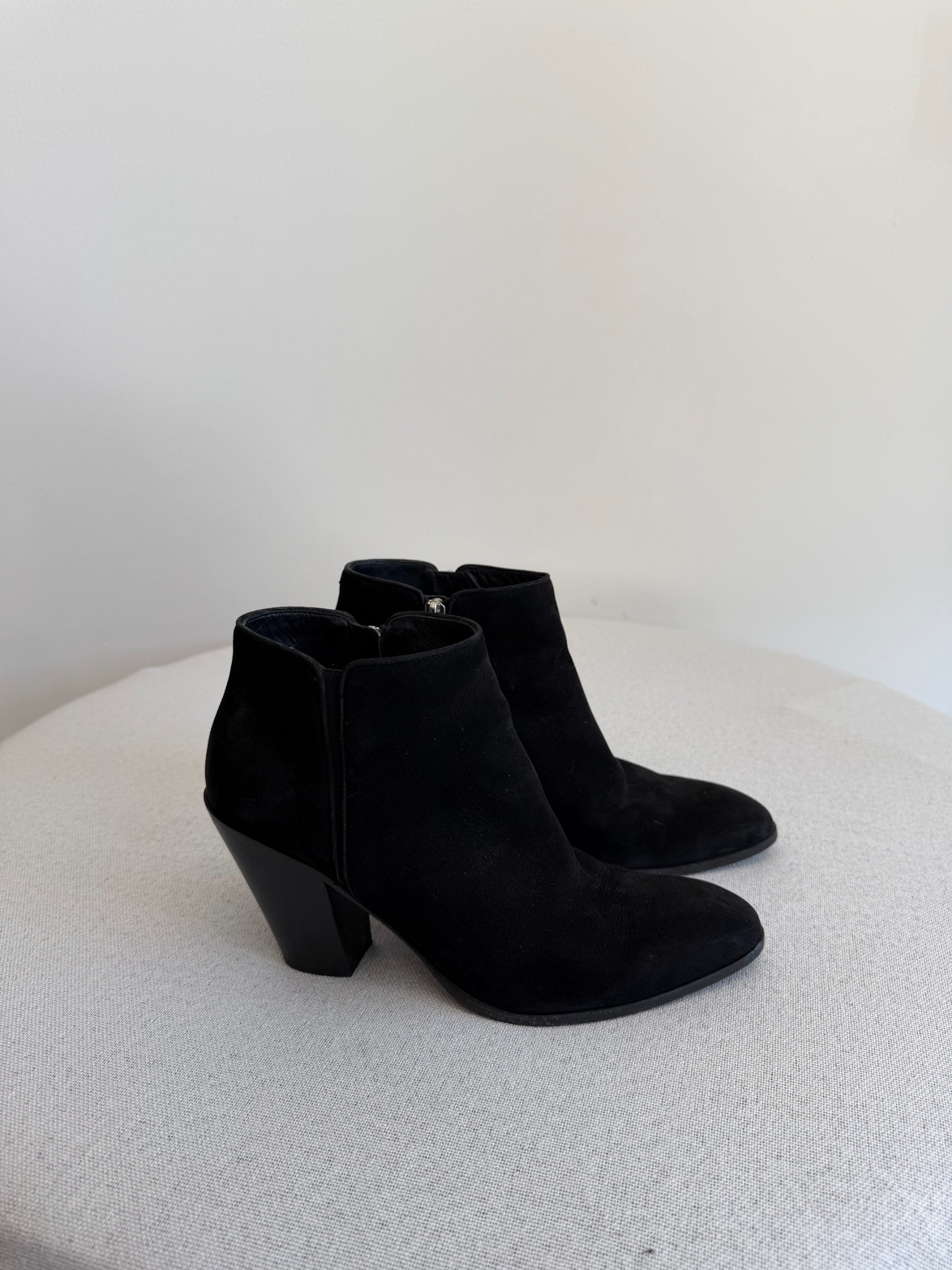 Vero Cuoio Suede Black Booties