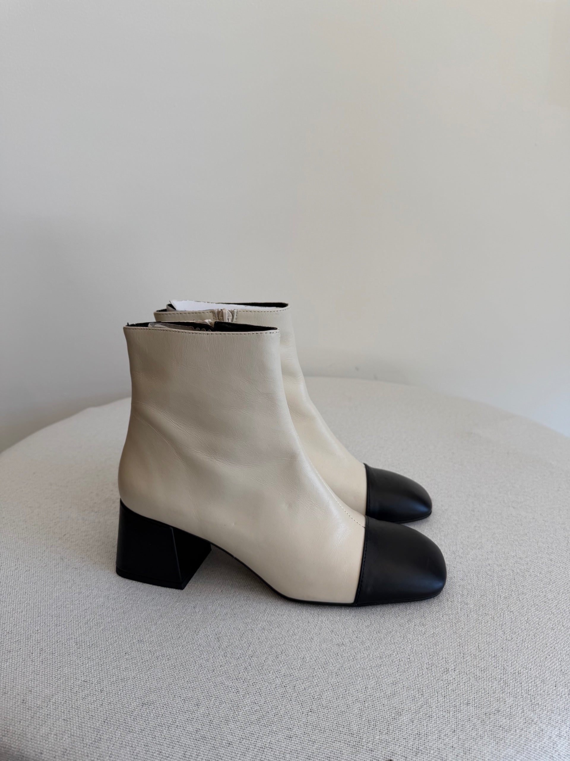Unbranded Leather Cream/Black Booties
